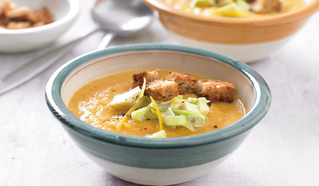 Dale un giro a las clásicas entradas con esta sopa cremosa de lentejas y crutones