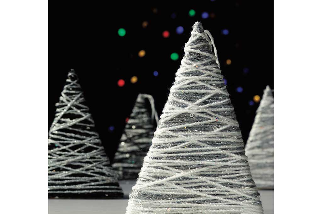 árboles colgantes de estambre para navidad