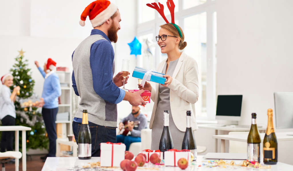 ¿Intercambio en la oficina? Aplica estos regalos que nunca fallan